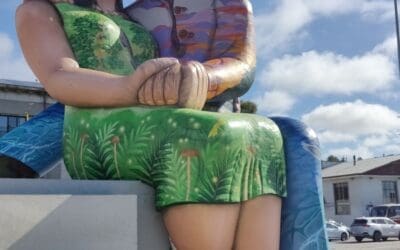 Icónica Escultura Sentados Frente al Mar muestra su remozada imagen a la comunidad y a turistas